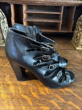 Chinese Laundry Black Buckle-Strap Chunky Heel Sandals